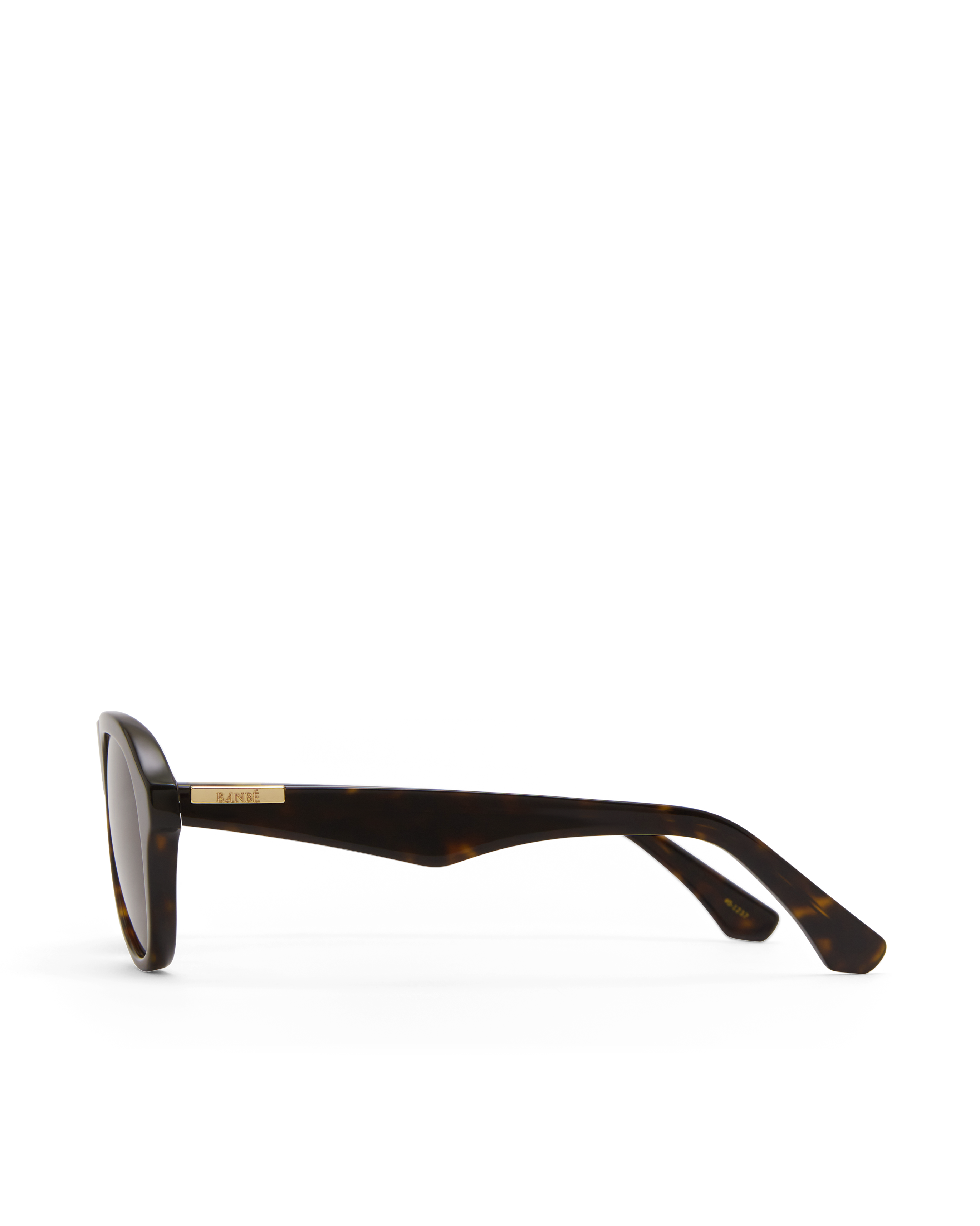 Oversized tortoiseshell aviator frame, designed with a bold, architectural silhouette that blends vintage influence with a modern edge.