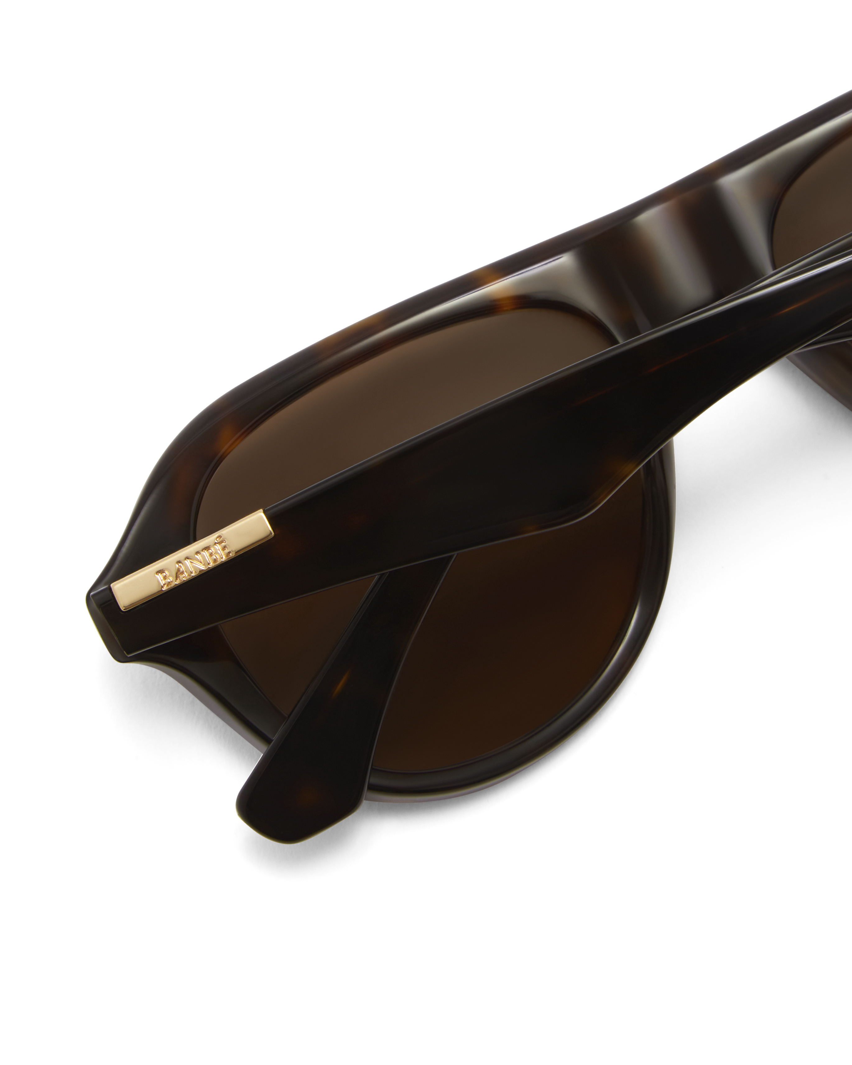 Oversized tortoiseshell aviator frame, designed with a bold, architectural silhouette that blends vintage influence with a modern edge.