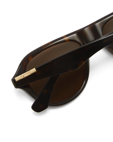 Oversized tortoiseshell aviator frame, designed with a bold, architectural silhouette that blends vintage influence with a modern edge.