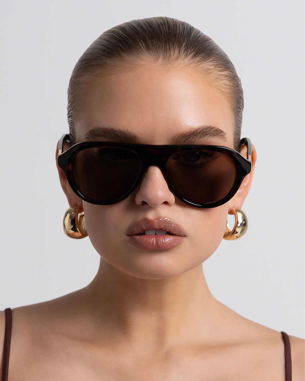 Oversized tortoiseshell aviator frame, designed with a bold, architectural silhouette that blends vintage influence with a modern edge.