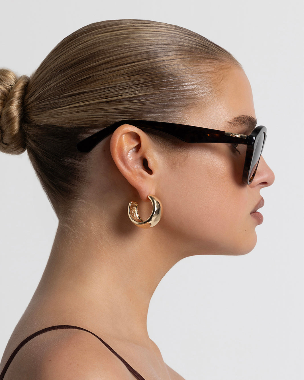 Oversized tortoiseshell aviator frame, designed with a bold, architectural silhouette that blends vintage influence with a modern edge.