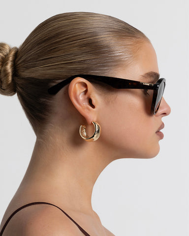 Oversized tortoiseshell aviator frame, designed with a bold, architectural silhouette that blends vintage influence with a modern edge.