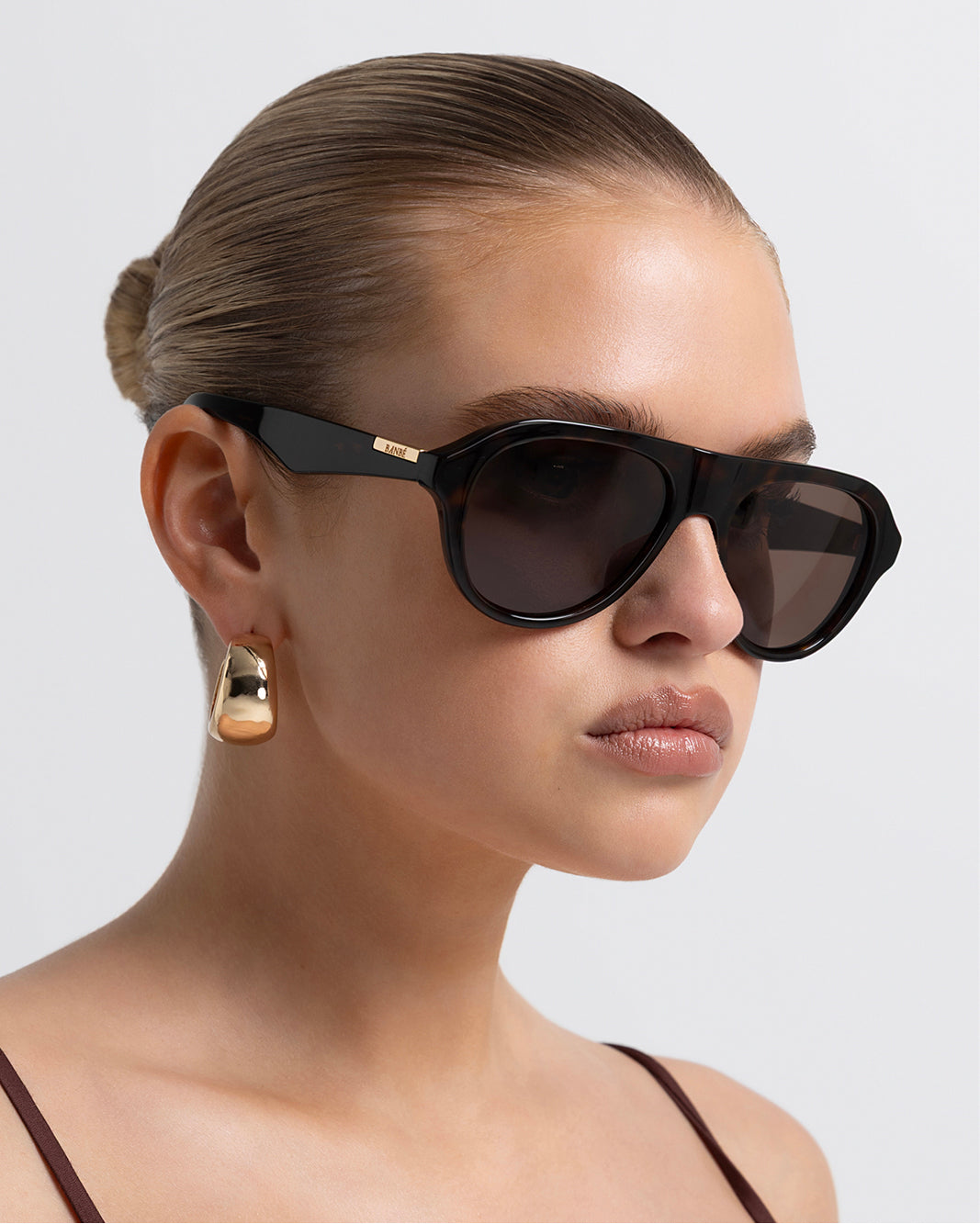 Oversized tortoiseshell aviator frame, designed with a bold, architectural silhouette that blends vintage influence with a modern edge.